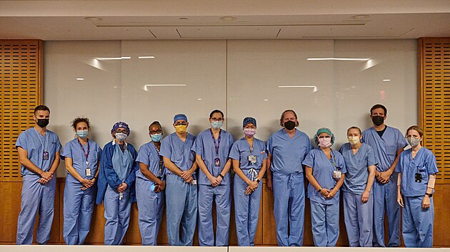 Newyorský lékař Robert Montgomery (uprostřed) se svým týmem,  kterému se podařilo poprvé připojit k člověku ledvinu z geneticky upraveného prasete, aniž by ji tělo odmítlo.