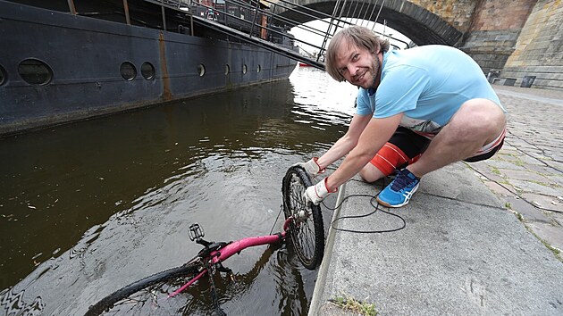 Češi při lovu s magnetem vytáhli v centru Prahy z vody jízdní kolo. (11. června 2021)