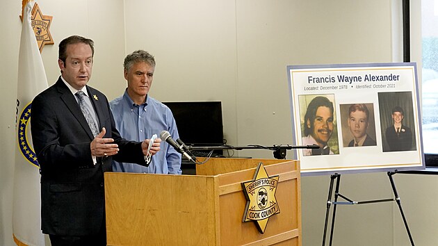 Američtí vyšetřovatelé šerif Tom Dart (vzadu) a detektiv Jason Moran díky DNA zjistili po více jak čtyřiceti letech totožnost jedné z obětí sériového vraha Johna Waynea Gacyho, který zabil 33 mladíků. (25. října 2021)