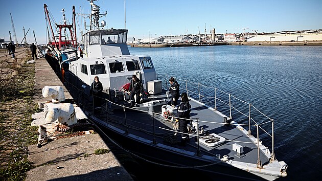 Francie zadržela britskou rybářskou loď Cornelis-Gert Jan. Viní ji z neoprávněného rybaření v francouzských teritoriálních vodách, Británie hrozí odvetou. (28. října 2021) 