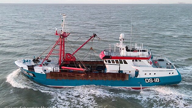 Francie zadržela britskou rybářskou loď Cornelis-Gert Jan. Viní ji z neoprávněného rybaření v francouzských teritoriálních vodách, Británie hrozí odvetou. (28. října 2021) 