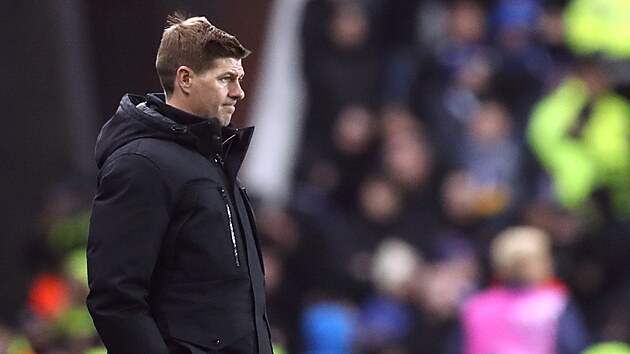 Kou skotskch Rangers Steven Gerrard sleduje duel Evropsk ligy proti Brndby Koda.