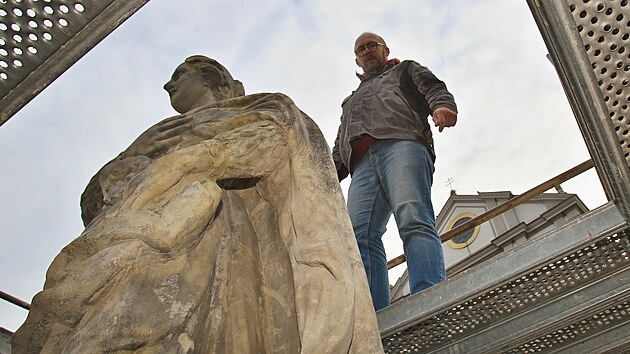 Sochař a restaurátor Tomáš Skalík při opravě Mariánského sloupu na Dolním náměstí v Opavě.
