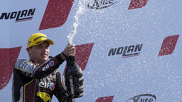 Sam Lowes z Velk Britnie slav vtzstv v kategorii Moto2.