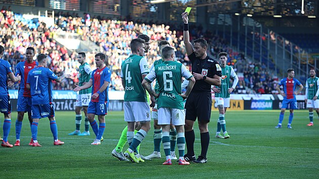 Fotbalisté Jablonce diskutují s rozhodčím během zápasu proti Plzni.