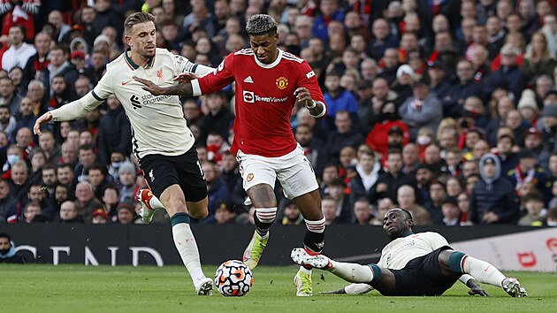 Marcus Rashford (uprosted) z Manchesteru United vede balon v zpase proti Liverpoolu.