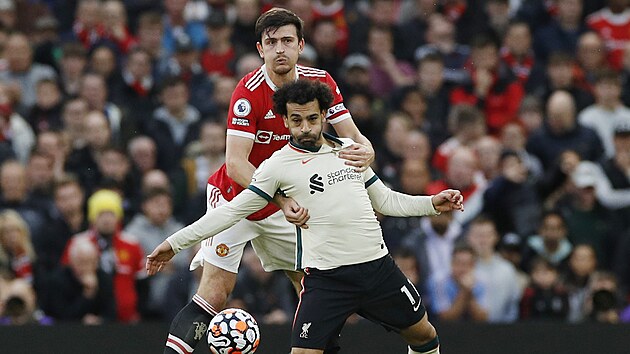 Harry Maguire (vzadu) z Manchesteru United pidruje Mohameda Salaha z Liverpoolu.