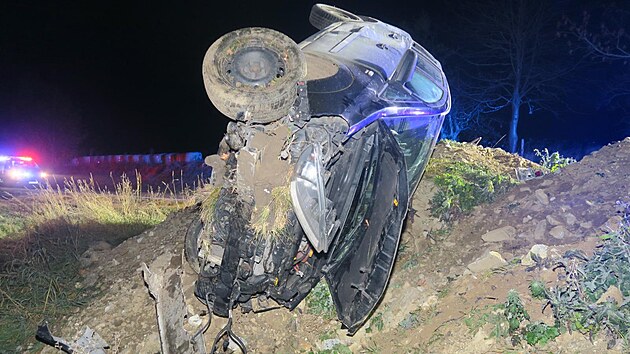 Řidič nezvládl vozidlo při průjezdu zatáčkou a po několika otočeních přes střechu s ním skončil na hromadě suti. (29. října 2021)