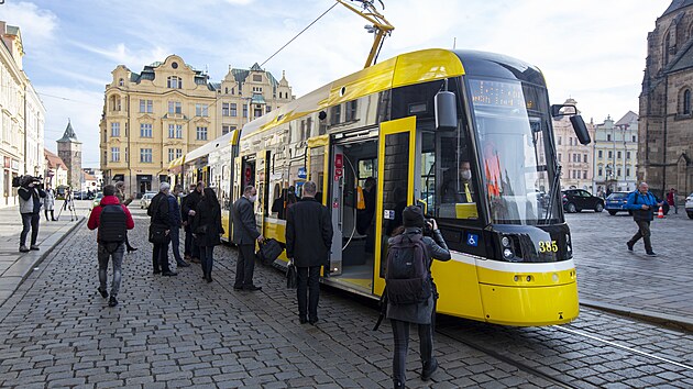Pi prvn zkuebn jzd s cestujcmi se v nov tramvaji 40T projeli pedstavitel msta Plzn a zstupci vrobce tramvaje kody Transportation. (25. jna 2021)