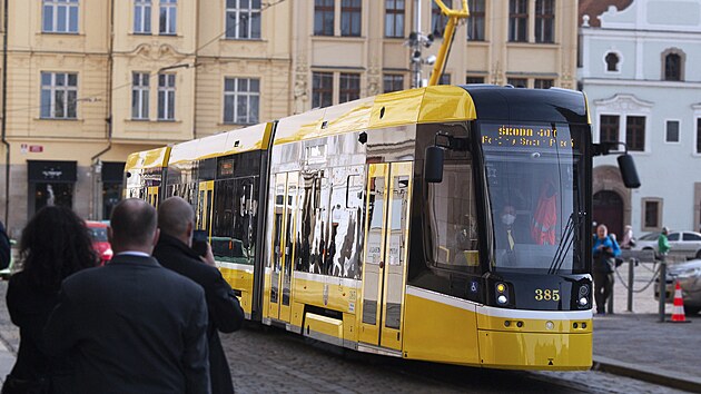 Pi prvn zkuebn jzd s cestujcmi se v nov tramvaji 40T projeli pedstavitel msta Plzn a zstupci vrobce tramvaje kody Transportation. (25. jna 2021)