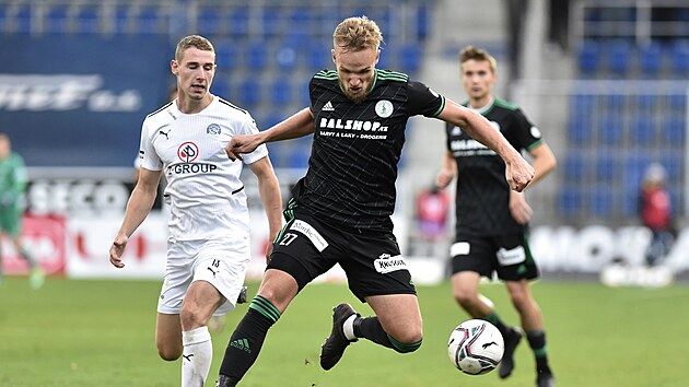 Michal Koht ze Slovcka pronsleduje Jiho Bederku z Bohemians bhem utkn 12. kola Fortuna ligy.