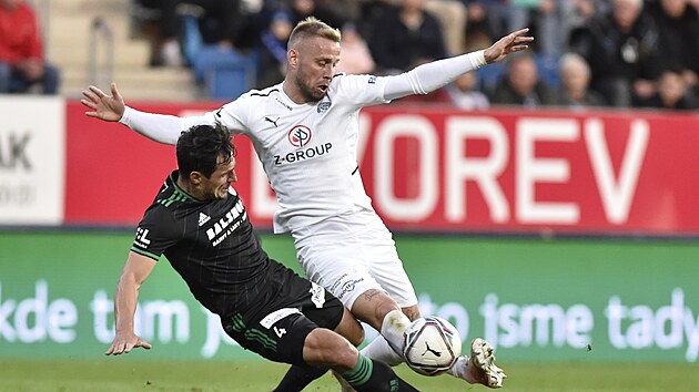 Souboj Josefa Jindika z Bohemians a Petra Reinberka ze Slovcka v utkn 12. kola Fortuna ligy.