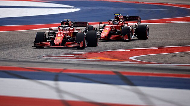 Duo z Ferrari Charles Leclerc a Carlos Sainz mladší v kvalifikaci na Velkou cenu USA.