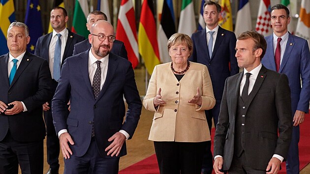 Německá kancléřka Angela Merkelová na svém posledním summitu Evropské unie. Snímek pochází ze společného focení s ostatními lídry, například s francouzským prezidentem Emmanuelem Macronem (v popředí vpravo) či předsedou Evropské rady Charlesem Michelem. (v popředí vlevo, 21. října 2021)