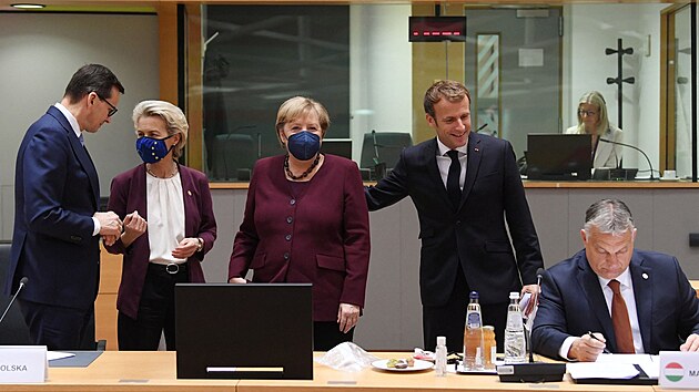 Nmeck kanclka Angela Merkelov na svm poslednm summitu Evropsk unie. Na snmku je s maarskm premirem Viktorem Orbnem (vpravo), francouzskm prezidentem Emmanuelem Macronem (druh zprava), pedsedkyn Evropsk komise Ursulou von der Leyenovou a polskm premirem Mateuszem Morawieckm. (22. jna 2021)