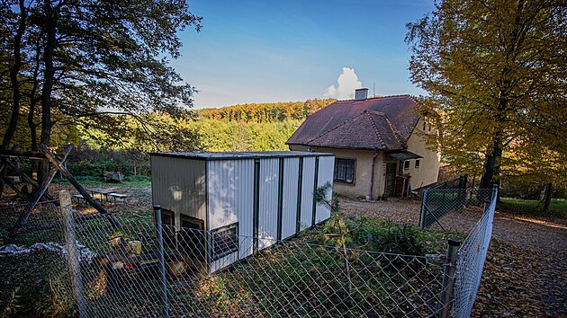 Chata, kde se ml podle mdi tajn schzet slovensk expremir Robert Fico s advokty a dalmi lidmi spojenmi se slovenskm podsvtm. Nachz se v obci Velk ur nedaleko Nitry. (27. jna 2021)