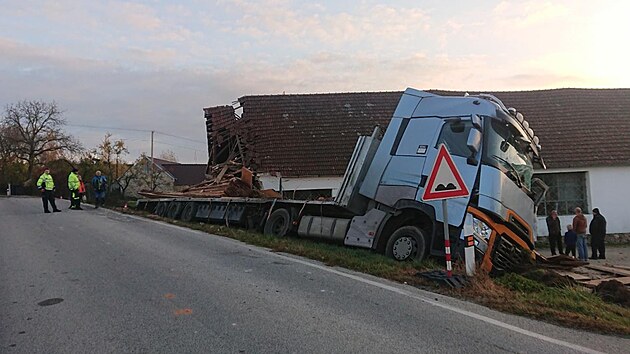 Kamion klesal ze Strážkovic do Komařic, ale v Řevňovicích řidič vyjel ze silnice.