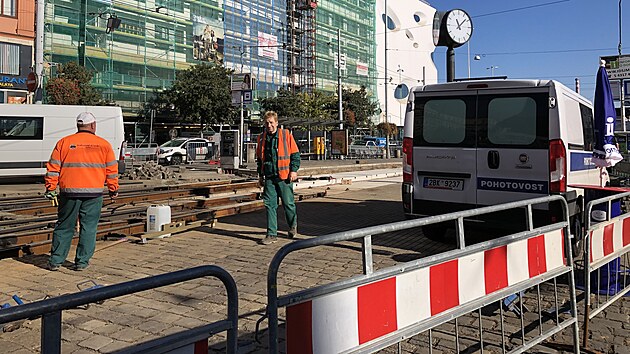 Oprava tramvajovch kolej ped brnnskm hlavnm ndram komplikuje orientaci cestujcm.