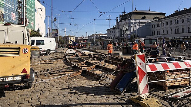 Oprava tramvajovch kolej ped brnnskm hlavnm ndram komplikuje orientaci cestujcm.