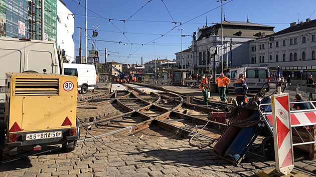 Oprava tramvajovch kolej ped brnnskm hlavnm ndram komplikuje orientaci cestujcm.