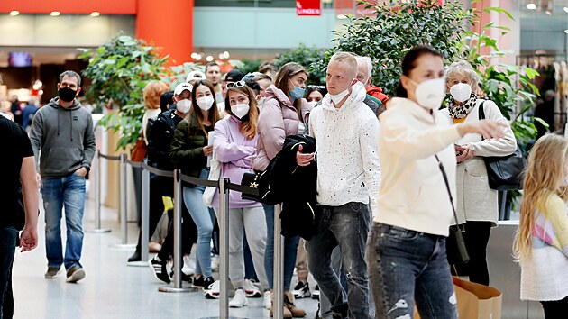 V brněnském nákupním centru Olympia čekají lidé na očkování bez registrace i přes hodinu.