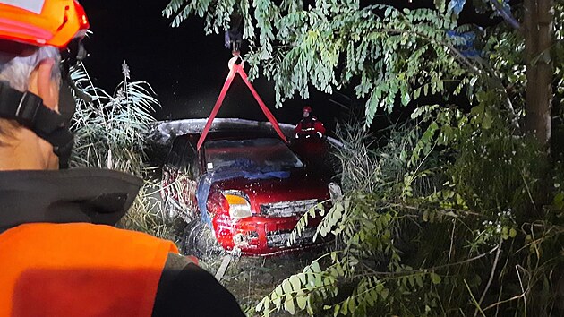 Auto, kter sjelo u Slavkova u Brna do rybnka, vythli hasii. idice z vody pomohl ryb.