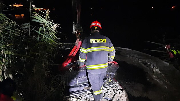 Auto, kter sjelo u Slavkova u Brna do rybnka, vythli hasii. idice z vody pomohl ryb.