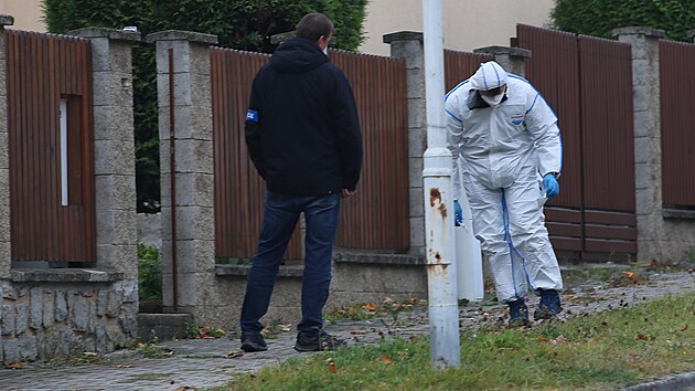 Policisté vyšetřují incident v rodinném domě v Pstruhové ulici v Plzni, kde mladý agresor napadl příbuzného a po zásahu policie zkolaboval a zemřel. (27. října 2021)