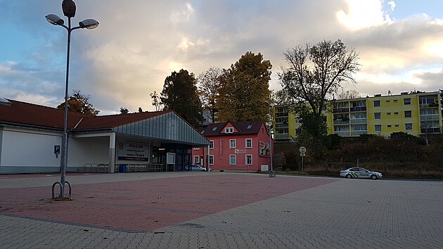 Parkoviště u bývalého Lidlu je od jara prázdné, řetězec svoje aktivity přesunul za město.
