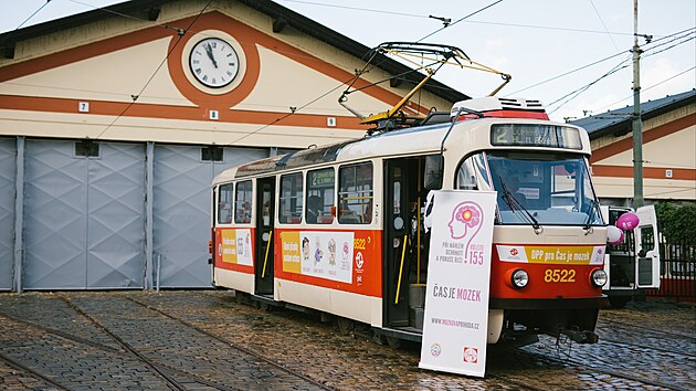 Speciální tramvaj, která informovala cestující o příznacích mrtvice, vyjela z vozovny Střešovice směrem Dvorce. (21.10. 2021)