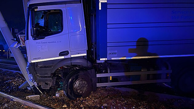 V ulici Podolské nábřeží v Praze došlo k nehodě nákladního automobilu. (27.10.2021)