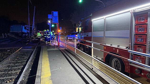 Pokozen trakn veden nkladnm automobilem peruilo provoz tramvaj mezi Dvorci a Podolskou Vodrnou. (27.10.2021)