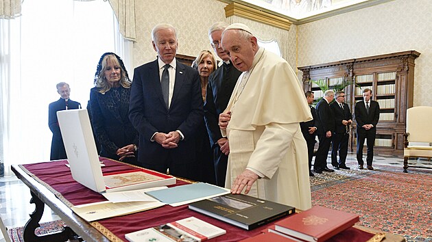 Prezident Joe Biden s první dámou Jill Bidenovou si předávají dary s papežem Františkem ve Vatikánu. (29.10.2021)