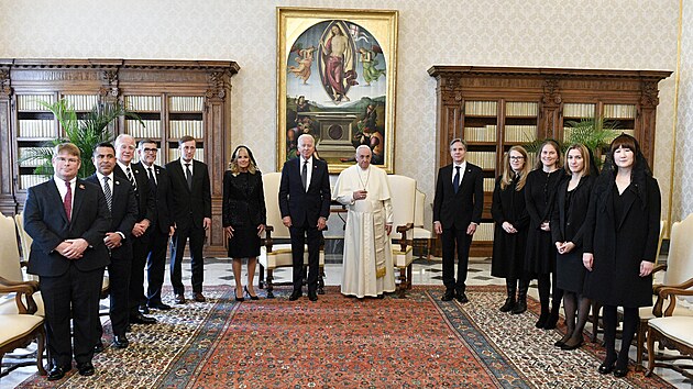 Bidena doprovzela do Vatiknu rozshl delegace, ve kter byl napklad i ministr zahrani Antony Blinken (na prav stran vedle papee Frantika). (29.10.2021)