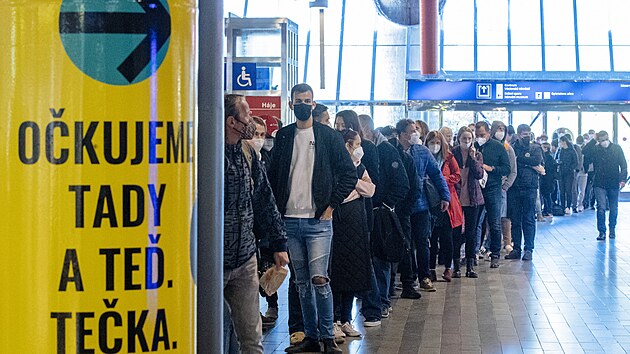Před očkovacím centrem na Hlavním nádraží v Praze se v pátek začaly tvořit fronty. (22. října 2021)