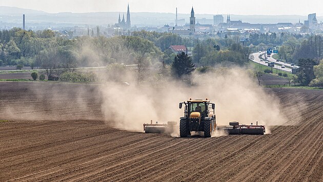 Mrana prachu za traktorem na polch u Kelova nedaleko Olomouce. Zemdlci kvli nedostatku vlhy v pd nutn potebuj, aby konen zaprelo
