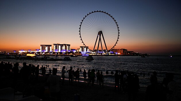 В Дубае запустили самое большое и одновременно самое высокое колесо обозрения в мире.  Дубайский глаз, как называют огромное колесо обозрения, достигает высоты четверти километра.  (21 октября 2021 г.)