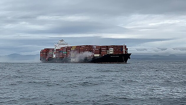 Na kontejnerech s těžebními chemikáliemi, které přepravuje nákladní loď Zim Kingston, vypukl v pobřežních vodách kanadské provincie Britská Kolumbie požár. (24. října 2021)