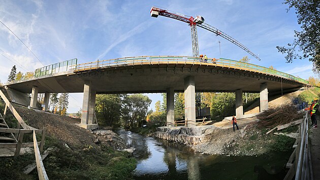Nový silniční most u Dvorců na trase mezi Jihlavou a Pelhřimovem už je téměř dokončený. Doprava by se na něj měla vrátit už na počátku listopadu. Stavba stála kolem 60 milionů korun.