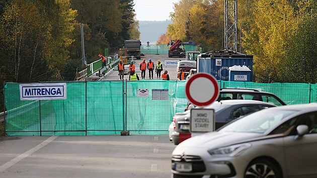 Nový silniční most u Dvorců na trase mezi Jihlavou a Pelhřimovem už je téměř dokončený. Doprava by se na něj měla vrátit už na počátku listopadu. Stavba stála kolem 60 milionů korun.