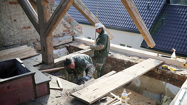 Během posledních dnů pracovníci dodavatelské firmy společně s místními dobrovolníky původní střechu sundali.