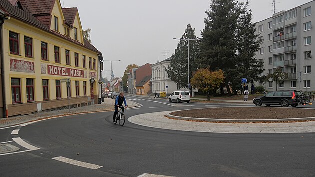 Dopravn� stavba nahradila v Nov�m M�st� dosavadn� problematickou k�i�ovatku ve tvaru p�smena Y.