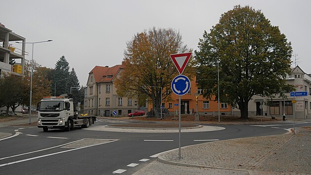 Dopravn� stavba nahradila v Nov�m M�st� dosavadn� problematickou k�i�ovatku ve tvaru p�smena Y.