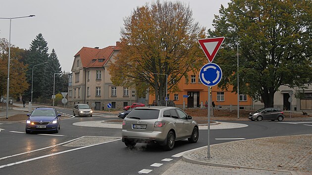 Dopravn� stavba nahradila v Nov�m M�st� dosavadn� problematickou k�i�ovatku ve tvaru p�smena Y.