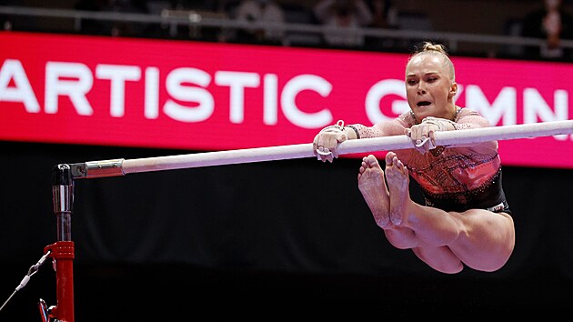 Angelina Melnikovov ve finle vceboje na mistrovstv svta ve sportovn gymnastice v Kitakj.