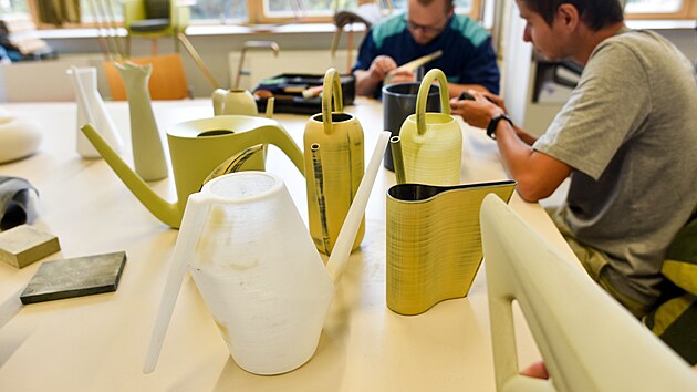 Kolekce interiérových konviček z plastu z Ateliéru designu na Univerzitě T. Bati ve Zlíně (září 2021).