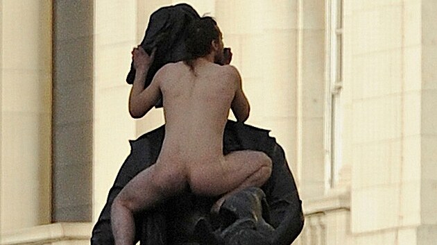 Naháč vylezl na sochu krále Jiřího na koni v Londýně. (23. listopadu 2012)