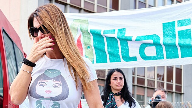 Zaměstnankyně a zaměstnanci protestovali proti pádu aerolinek Alitalia, avšak marně.