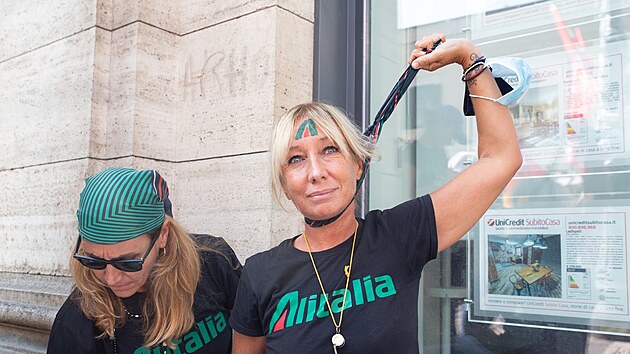 Zaměstnankyně a zaměstnanci protestovali proti pádu aerolinek Alitalia, avšak marně.