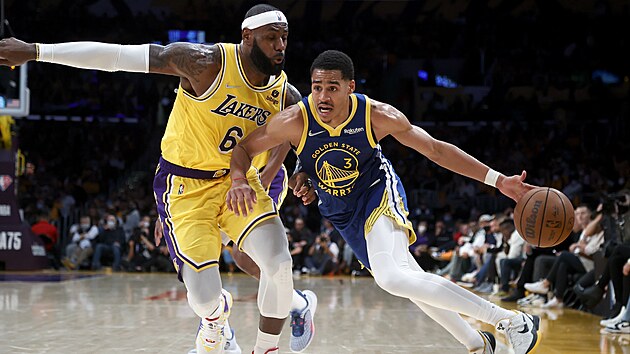 Jordan Poole (vpravo) z Golden State se sna obehrt LeBrona Jamese z Los Angeles Lakers.